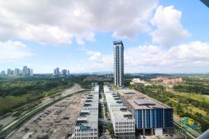uma vista superior de um edifício alto com uma cidade ao fundo em Teega Suites @ UHA em Nusajaya