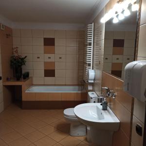 ルブリンにあるHostel Słodki Senのバスルーム(トイレ、バスタブ、シンク付)