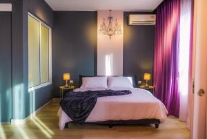 Katil atau katil-katil dalam bilik di Octagon Ipoh by Plush +30 gambar