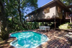 - une piscine sur une terrasse avec une maison dans l'établissement Mar Azul 21, à Ponta Malangane