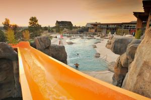 um escorrega laranja num parque aquático com pedras em Brasada Ranch em Powell Butte