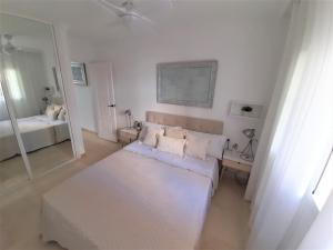 Кровать или кровати в номере COSTA LAGO BEACH
