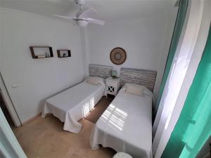 Кровать или кровати в номере COSTA LAGO BEACH