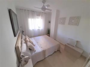 Кровать или кровати в номере COSTA LAGO BEACH