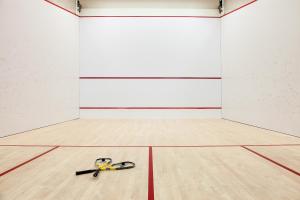 Tenis a/nebo squash v ubytování Auberge Vancouver Hotel nebo okolí