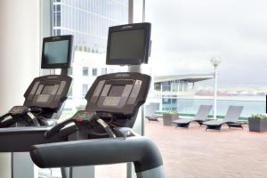 Fitness centrum a/nebo fitness zařízení v ubytování Auberge Vancouver Hotel