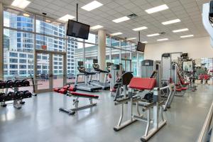 Fitness centrum a/nebo fitness zařízení v ubytování Auberge Vancouver Hotel