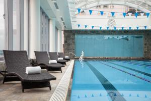 Bazén v ubytování Auberge Vancouver Hotel nebo v jeho okolí