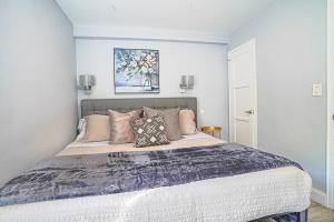 Llit o llits en una habitació de Modern Coastal Downtown, King bed, Work Desk, Kitchen