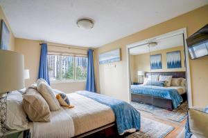 a bedroom with two beds and a large mirror at Vibrant Downtown, King Bed, Work Desk & Kitchen in Seattle