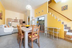 a kitchen and dining room with a table and chairs at Casa Maristella in Carloforte