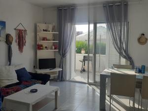 ein Wohnzimmer mit einem Sofa und einem Tisch in der Unterkunft Mi morena cala llobeta 35 in L'Ametlla de Mar