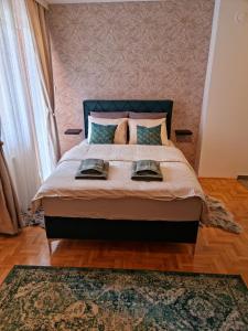 1 dormitorio con 1 cama grande y cabecero azul en Monte Home Center, en Novi Sad