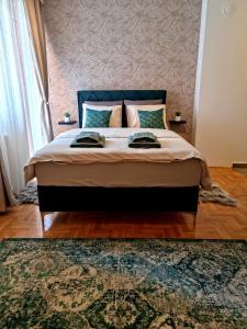 1 dormitorio con 1 cama grande con alfombra en Monte Home Center, en Novi Sad