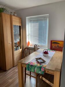 een keuken met een houten tafel en een eetkamer bij Ferienwohnung Chaves in Bad Karlshafen