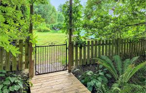 Una pasarela de madera con una puerta en un jardín en Nice Home In Ängelholm With Wifi, en Ängelholm