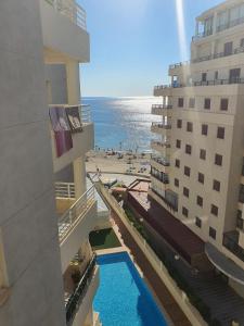 Blick auf den Strand vom Balkon eines Hotels in der Unterkunft Apartamento Aquarium Park, 1ª linea de playa, para 4 personas in Calpe