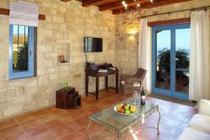 Μια τηλεόραση ή/και κέντρο ψυχαγωγίας στο Beachfront villa Aqua Marine with private pool,ping-pong & BBQ
