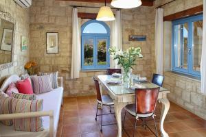 Χώρος καθιστικού στο Beachfront villa Aqua Marine with private pool,ping-pong & BBQ