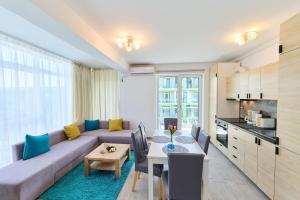 Nhà bếp/bếp nhỏ tại Cermar Apartment- Spa n Pool beach resort- parking
