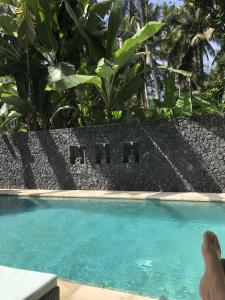 een zwembad in het resort bij Rumah Kelapa Villa Alami in Karangasem