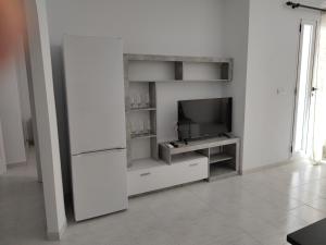 Biały salon z telewizorem i białą ścianą w obiekcie Vera Natura Apartamento Tony w mieście Vera