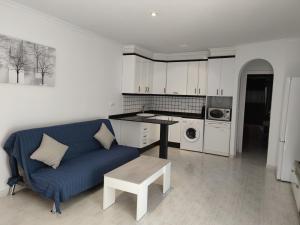 salon z niebieską kanapą i kuchnią w obiekcie Vera Natura Apartamento Tony w mieście Vera