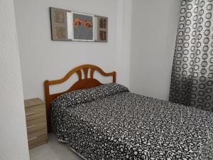 sypialnia z łóżkiem i obrazem na ścianie w obiekcie Vera Natura Apartamento Tony w mieście Vera +35 zdjęć