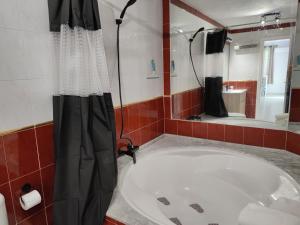 łazienka z dużą wanną i lustrem w obiekcie Vera Natura Apartamento Tony w mieście Vera