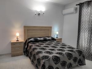 sypialnia z łóżkiem z czarno-białą kołdrą w obiekcie Vera Natura Apartamento Tony w mieście Vera