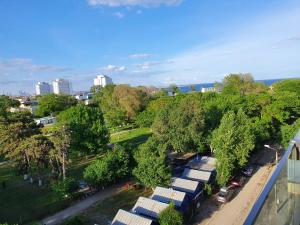 een overzicht van een groep vrachtwagens in een park bij SUMMER HOME in Eforie Nord