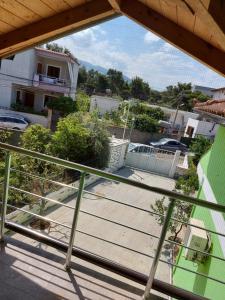 een uitzicht vanaf het balkon van een huis bij Green Relax in Vlorë