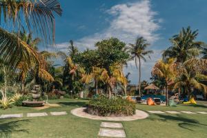 Ocean View Tulamben Dive & Resort外面的花园