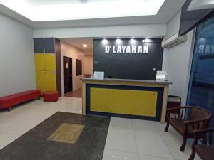 a lobby with a yellow counter and a sign that reads plyham at D LAYARAN KUANTAN LPT Exit 833 in Kuantan