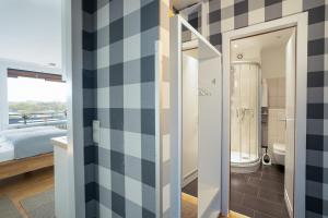 bagno con doccia e servizi igienici in camera. di Seetempel Wohnung 23 a Scharbeutz