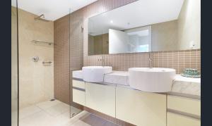 Bilik mandi di Darwin Harbour Suite