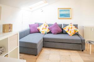 A seating area at 049 - Attico ELEGANTE, 10 minuti a piedi da MARE e SPIAGGIA - POSTO AUTO PRIVATO GRATIS