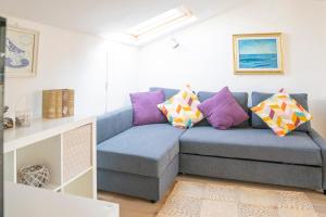 A seating area at 049 - Attico ELEGANTE, 10 minuti a piedi da MARE e SPIAGGIA - POSTO AUTO PRIVATO GRATIS