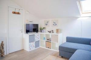 A television and/or entertainment centre at 049 - Attico ELEGANTE, 10 minuti a piedi da MARE e SPIAGGIA - POSTO AUTO PRIVATO GRATIS