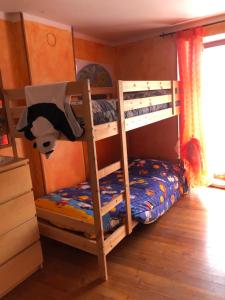 מיטה או מיטות קומותיים בחדר ב-Casa Miki