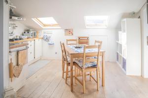 A kitchen or kitchenette at 049 - Attico ELEGANTE, 10 minuti a piedi da MARE e SPIAGGIA - POSTO AUTO PRIVATO GRATIS
