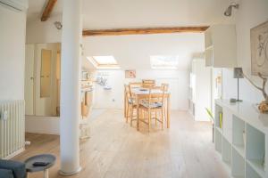 A kitchen or kitchenette at 049 - Attico ELEGANTE, 10 minuti a piedi da MARE e SPIAGGIA - POSTO AUTO PRIVATO GRATIS