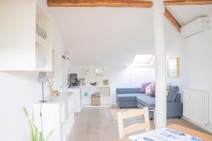 A kitchen or kitchenette at 049 - Attico ELEGANTE, 10 minuti a piedi da MARE e SPIAGGIA - POSTO AUTO PRIVATO GRATIS