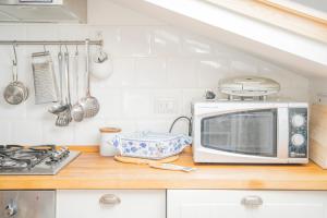 A kitchen or kitchenette at 049 - Attico ELEGANTE, 10 minuti a piedi da MARE e SPIAGGIA - POSTO AUTO PRIVATO GRATIS