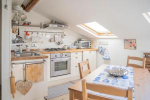 A kitchen or kitchenette at 049 - Attico ELEGANTE, 10 minuti a piedi da MARE e SPIAGGIA - POSTO AUTO PRIVATO GRATIS