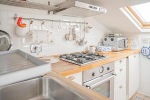 A kitchen or kitchenette at 049 - Attico ELEGANTE, 10 minuti a piedi da MARE e SPIAGGIA - POSTO AUTO PRIVATO GRATIS