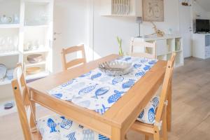 A kitchen or kitchenette at 049 - Attico ELEGANTE, 10 minuti a piedi da MARE e SPIAGGIA - POSTO AUTO PRIVATO GRATIS