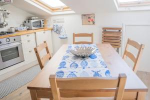 A kitchen or kitchenette at 049 - Attico ELEGANTE, 10 minuti a piedi da MARE e SPIAGGIA - POSTO AUTO PRIVATO GRATIS