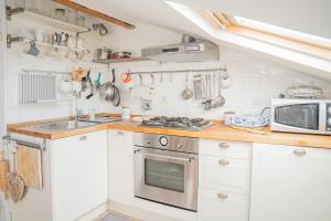 A kitchen or kitchenette at 049 - Attico ELEGANTE, 10 minuti a piedi da MARE e SPIAGGIA - POSTO AUTO PRIVATO GRATIS