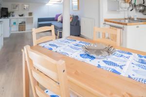 A kitchen or kitchenette at 049 - Attico ELEGANTE, 10 minuti a piedi da MARE e SPIAGGIA - POSTO AUTO PRIVATO GRATIS